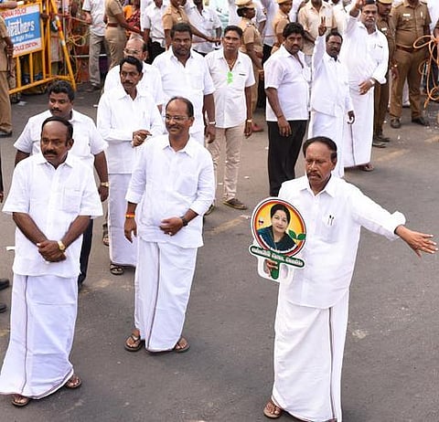 சசிகலாவுக்கு கட்சியை வழிநடத்த தேவையான தலைமைப் பண்புகள் உள்ளன: தம்பிதுரை அறிக்கை