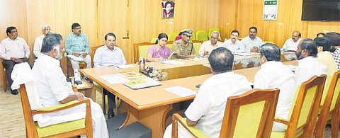 புயல் நிவாரண பணிகள்: முதல்வர் ஓ.பன்னீர்செல்வம் ஆய்வு