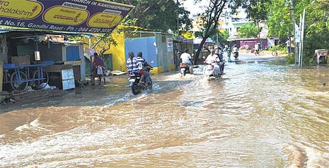 வார்தா புயலின் தாக்கத்தால் காஞ்சிபுரம், திருவள்ளூரில் 2,500 பேர் முகாம்களில் தஞ்சம்: இயல்பு வாழ்க்கை முடங்கியது; மரங்கள், மின்கம்பங்கள் சாய்ந்தன