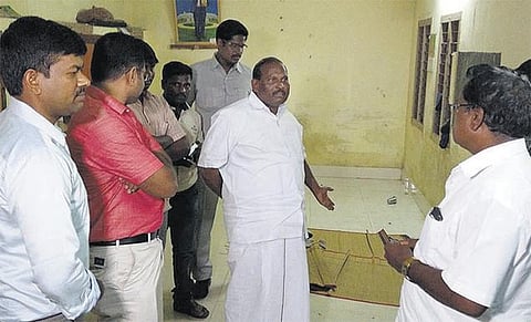 புதுச்சேரி மீன்பிடி துறைமுகம் 4 மாதங்களாக தூர்வாராததற்கு கிரண்பேடியே காரணம்