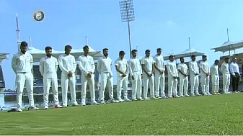 ஜெயலலிதாவுக்கு இந்தியா, இங்கிலாந்து கிரிக்கெட் அணிகள் மவுன அஞ்சலி