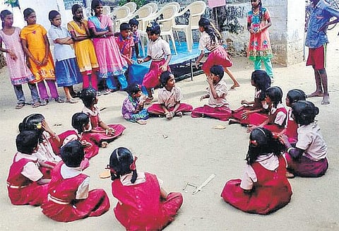 பாரம்பரிய விளையாட்டுகளை மீட்டெடுக்கும் அரசுப் பள்ளி