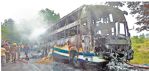 திருவில்லிபுத்தூர் அருகே ஓடும் பஸ்ஸில் தீ விபத்து: பயணிகள் உயிர் தப்பினர்