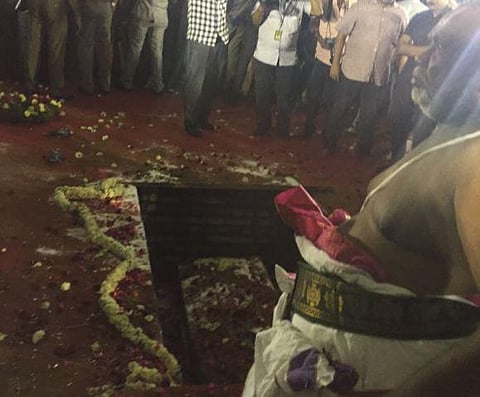 ஜெயலலிதா நினைவிடத்தில் அலைமோதும் மக்கள் கூட்டம்: நிரந்தர கழிப்பிட வசதி ஏற்படுத்தப்படுமா?