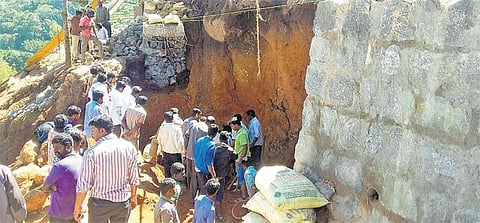 குன்னூரில் கட்டுமானப் பணியின்போது மண்ணில் புதைந்து 4 தொழிலாளர்கள் பலி: ஒருவர் கவலைக்கிடம்; தருமபுரியை சேர்ந்தவர்கள்