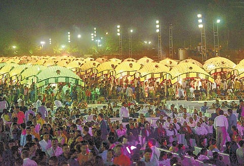 தந்தையை இழந்த 236 பெண்களுக்கு இலவச திருமணம்: குஜராத் வைர வியாபாரி நடத்தி வைத்தார்