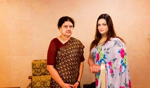 வதந்திகள் பரவியபோதும் உணர்ச்சிவசப்படாதவர் சசிகலா: திருநங்கை அப்சரா ரெட்டி தகவல்