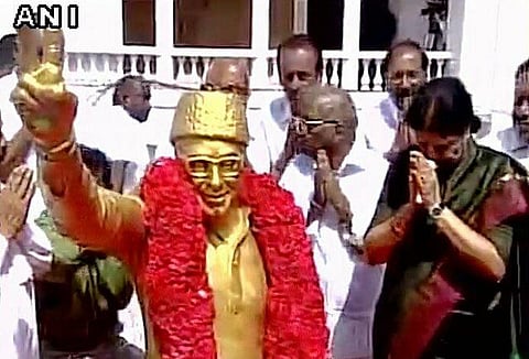 அதிமுக பொதுச்செயலாளராக பொறுப்பேற்றார் சசிகலா