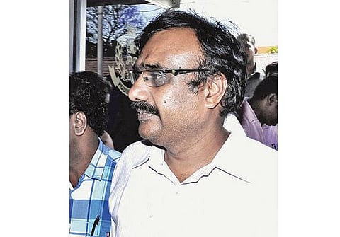 புதுவை ஆளுநரின் வாட்ஸ்-அப் குரூப்பில் ஆபாச வீடியோ அனுப்பிய கூட்டுறவு பதிவாளர் இடைநீக்கம்