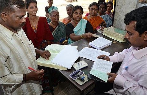 குடும்ப அட்டைகளில் உள்தாள் ஒட்டும் பணி: நியாயவிலைக் கடைகளில் நாளை தொடங்கும்