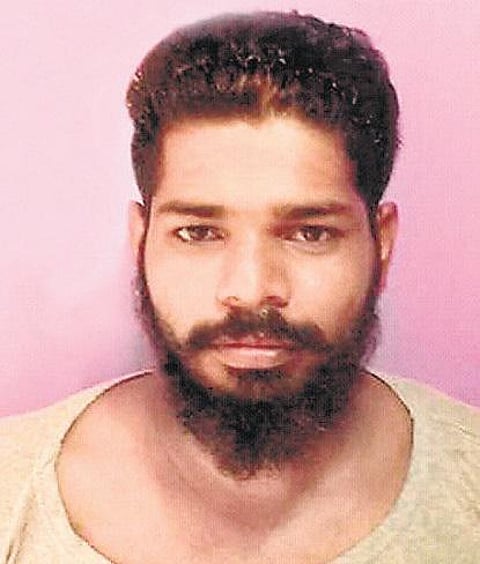 காதலிக்க மறுத்ததால் ஆத்திரம்: ஆசிரியையை குத்திய இளைஞர் கைது