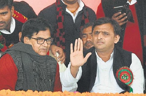 முலாயம், சிவபால் யாதவ் பதவி பறிப்பு: சமாஜ்வாதி தலைவராக அகிலேஷ் தேர்வு- தேர்தல் ஆணையத்துக்கு முலாயம் அவசர கடிதம்