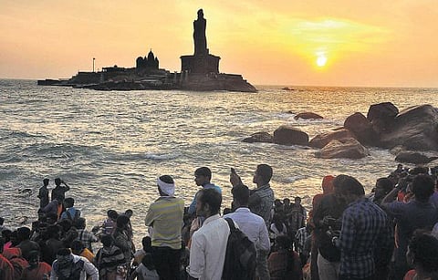 குமரியில் புத்தாண்டின் முதல் சூரிய உதயம்: சுற்றுலாப் பயணிகள் பரவசம்