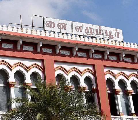 எழுத்துகள் இல்லாமல் எழும்பூர் ரயில்நிலைய பெயர்ப்பலகை