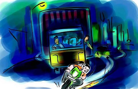 மெரினா கடற்கரை சாலையில் மோட்டார் சைக்கிள் பந்தயம் 10 மாணவர்கள் கைது: போலீஸாரிடம் வாக்குவாதம் செய்த பெற்றோர்