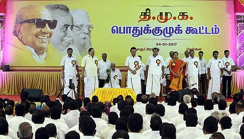 திமுக பொதுக்குழு அன்றும் இன்றும்: கொஞ்சம் கொஞ்சமாக அதிமுக பாணிக்கு மாறும் திமுக