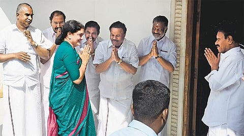 கட்சிக்குள் கரையான் புகுந்துவிடக் கூடாது: அதிமுகவினருக்கு சசிகலா அறிவுரை