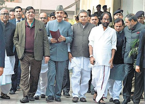 5 மாநிலங்களின் சட்டப்பேரவைத் தேர்தல் முடியும் வரை மத்திய பட்ஜெட்டை ஒத்திவைக்க வேண்டும்: தேர்தல் ஆணையத்திடம் எதிர்க்கட்சிகள் வலியுறுத்தல்