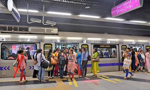 டெல்லி மெட்ரோ ரயிலில் பெண்கள் தற்காப்புக்காக கத்தி எடுத்துச் செல்ல அனுமதி