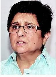 சட்டப்படிதான் நடக்கிறேன்: காங்கிரஸ், அதிமுகவுக்கு கிரண்பேடி பதில்