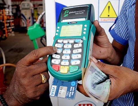 பெட்ரோல் பங்க்குகளில் கிரெடிட், டெபிட் கார்டுகளுக்கு கூடுதல் கட்டணம் இல்லை: மத்திய அரசு அறிவிப்பு