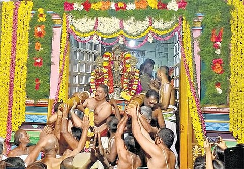 காஞ்சிபுரம், திருவள்ளூர் மாவட்டங்களில் பெருமாள் கோயில்களில் சொர்க்கவாசல் திறப்பு: ஆயிரக்கணக்கான பக்தர்கள் திரண்டு சுவாமி தரிசனம்