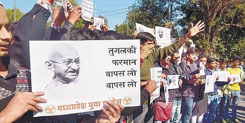 காதி நாட்காட்டியில் காந்தி படம் புறக்கணிப்பு: எதிர்க்கட்சிகள் தேவையற்ற சர்ச்சையை கிளப்புவதாக மத்திய அரசு குற்றச்சாட்டு