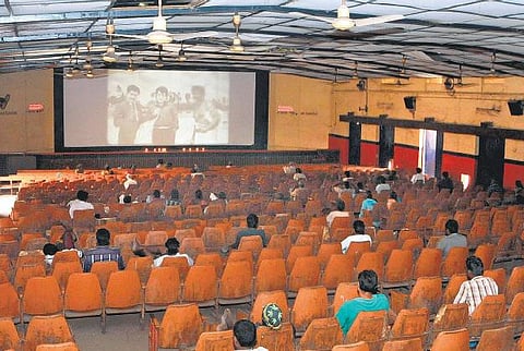 பண மதிப்பு நீக்க நடவடிக்கையால் நெருக்கடிக்கு உள்ளாகி இருக்கும் திரைப்படத் துறை