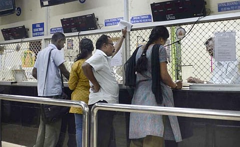 செல்போனில் டிக்கெட் எடுக்க பதிவு செய்தும் ரயில் நிலையங்களில் நீண்ட நேரம் வரிசையில் காத்திருக்கும் பயணிகள்