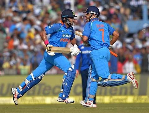 யுவராஜ், தோனி அதிரடி சதங்களில் இந்தியா 381 ரன்கள் குவிப்பு