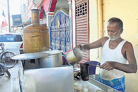 தேநீர் கடைக்கு வரும் வாடிக்கையாளர்களிடம் தூய தமிழில் பேசும் உரிமையாளர்