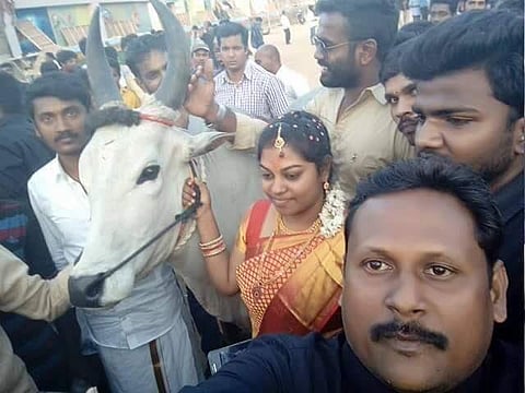 பேசும் படம்: ஜல்லிக்கட்டு போராட்டத்தில் மணக்கோலத்தில் கலந்துகொண்ட தம்பதி!