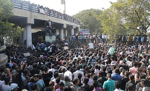 ஜல்லிக்கட்டு தடை நீக்கக் கோரி சேலத்தில் ரயில் மறியல்