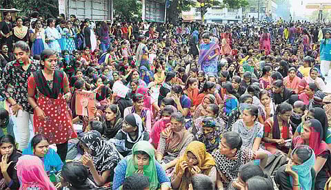 ஜல்லிக்கட்டை வென்றெடுக்காமல் ஓயமாட்டோம் என சபதம்: மதுரையில் 3-வது நாளாக மாணவர்கள் ஆர்ப்பாட்டம் - ரயில் மறியல், செல்போன் கோபுரத்தில் ஏறி போராட்டம்