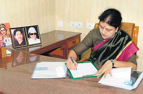 தமிழக அரசுக்கு உறுதுணையாக இருந்த மோடிக்கு நன்றி; இளைஞர்கள் போராட்டத்தை கைவிட வேண்டும்: சசிகலா