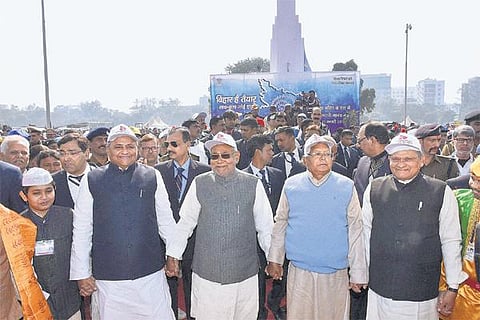 பிஹாரில் மது விலக்குக்கு ஆதரவாக 11 ஆயிரம் கிமீ தொலைவுக்கு உலகின் மிக நீளமான மனித சங்கிலி: முதல்வர் நிதிஷ், லாலு உட்பட 2 கோடி பேர் பங்கேற்பு