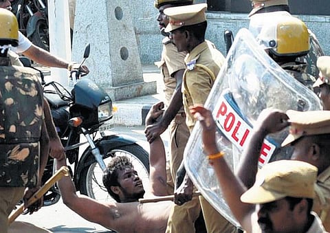 போராட்டக்காரர்கள் மீது போலீஸ் தடியடிக்கு விளக்கம் கேட்டு தலைமைச் செயலாளர், டிஜிபி, கமிஷனருக்கு தேசிய மனித உரிமை ஆணையம் நோட்டீஸ்