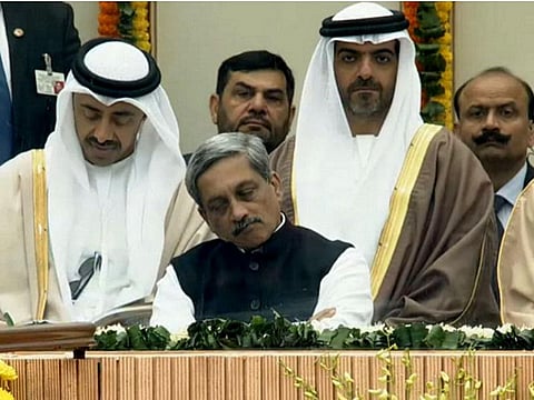 குடியரசு தின அணிவகுப்பில் பாரிக்கர் உறங்கியதாக சர்ச்சை