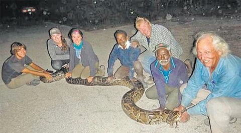 புளோரிடாவில் மலைப்பாம்புகளை பிடிக்க தமிழகத்தைச் சேர்ந்த 2 இருளர்கள் நியமனம்: 8 நாளில் 13 பாம்புகளை பிடித்ததால் அதிகாரிகள் ஆச்சரியம்