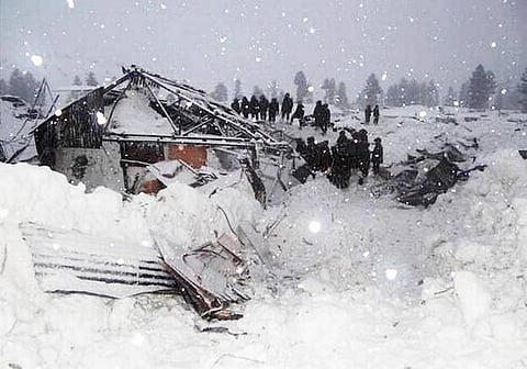 காஷ்மீர் பனிச்சரிவு: ராணுவ வீரர்கள் 5 பேர் சிக்கி தவிப்பு