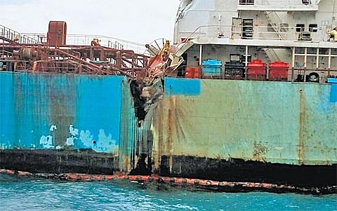 எண்ணூர் காமராஜர் துறைமுகம் அருகே 2 கப்பல்கள் நேருக்கு நேர் மோதி விபத்து: டீசல் கசிந்து கடலில் கலந்ததால் அச்சம்