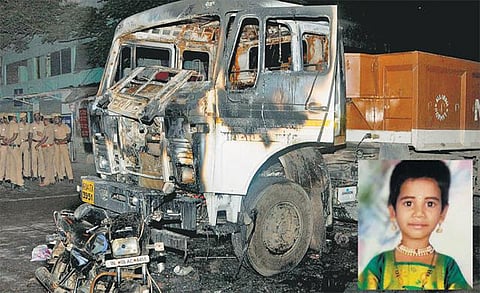 தந்தையுடன் பைக்கில் சென்ற சிறுமி லாரி மோதி பலி: லாரிக்கு தீ வைப்பு; போலீஸ் தடியடி