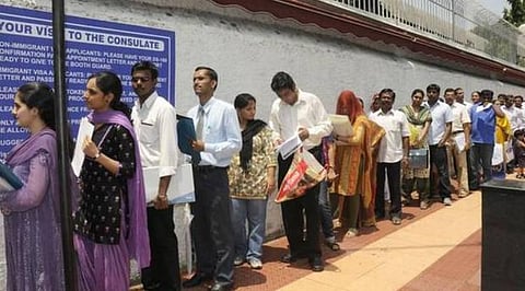 அமெரிக்கர்களின் வேலையைப் பாதுகாக்க புதிய எச்.1-பி விசா மசோதா: குறைந்தபட்ச ஊதியத்தை இரட்டிப்பாக்கும் உத்தரவு