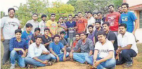 ஜல்லிக்கட்டு வெற்றியை கொண்டாட திருச்சி இளைஞர்கள் புதிய முயற்சி: வளர்ச்சிப் பாதையைக் காட்டும் முகநூல் நண்பர்கள்