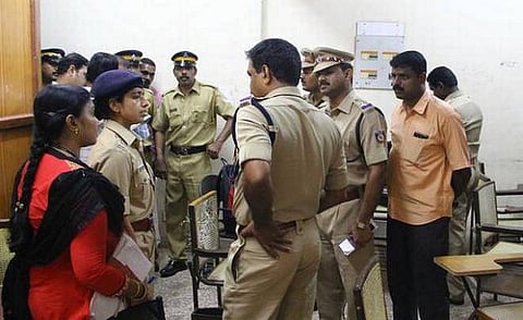 கேரளாவில் விபரீதம்: மாணவி மீது தீ வைத்து சக மாணவர் தற்கொலை