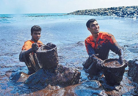 எண்ணூர் கடல் பகுதியில் பரவிய கச்சா எண்ணெயை அகற்றுவதற்காக கடற்கரையில் திரண்ட மாணவர்கள்