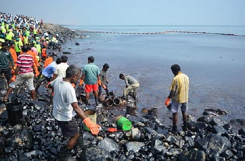 சென்னை கடலோரப் பகுதியில் 34,000 சதுர மீட்டருக்கு கச்சா எண்ணெய் பரவல்: கடலோர காவல் படை தகவல்