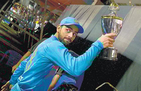 கேப்டனுக்கான தந்திரங்களை தோனியிடம் இருந்து கற்கிறேன்: மனம் திறக்கிறார் விராட் கோலி