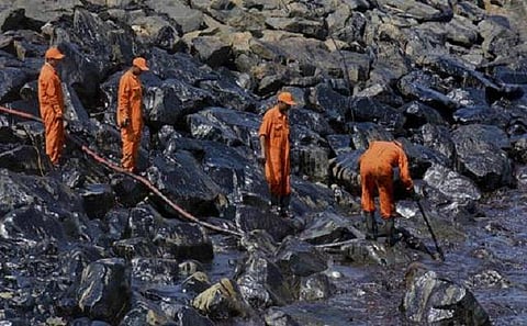 எண்ணூர் எண்ணெய் படலத்தை விரைந்து அகற்றி மீனவர்களின் வாழ்வாதாரத்தை காக்க வேண்டும்: விஜயகாந்த்