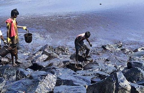 சென்னை கடலிலிருந்து 65 டன் எண்ணெய் கசிவு அகற்றம்; ஓரிரு நாட்களில் தூய்மைப் பணி நிறைவடையும்: மத்திய அரசு